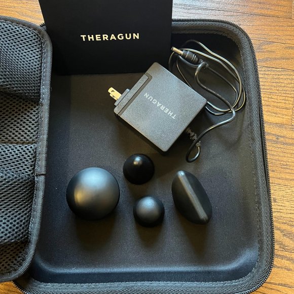 Theragun Elite with attachments, charger and case - Picture 4 of 6